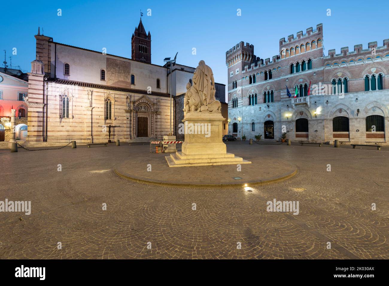 Piazza Dante mit Duomo San Lorenzo, rechtes neugotisches Rathaus, Sitz der Provinzregierung, Zentrum Denkmal für Canapone, Großherzog Leopold II. Von Lothringen, Grosseto, Toskana, Italien Stockfoto