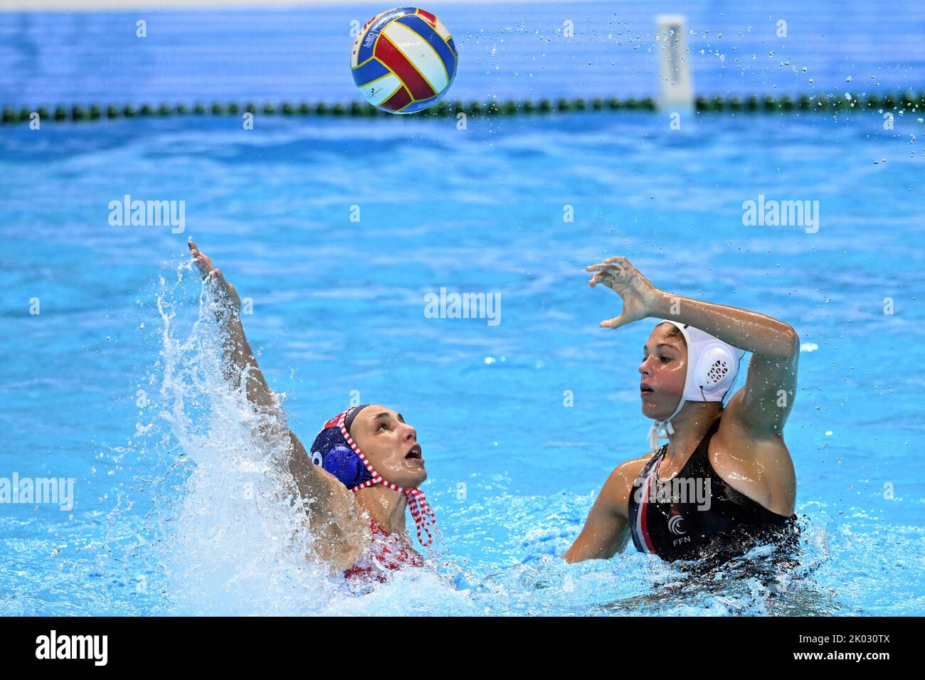 SPLIT, KROATIEN - 09. SEPTEMBER: Juliette D'Halluin aus Frankreich im Einsatz gegen Matea Skelin aus Kroatien während der len European Water Polo Championships Classification 7.-8. Platzieren Sie das Spiel zwischen Frankreich und Kroatien in der Spaladium Arena am 9. September 2022 in Split, Kroatien. Foto: Marko Lukunic/PIXSELL Stockfoto