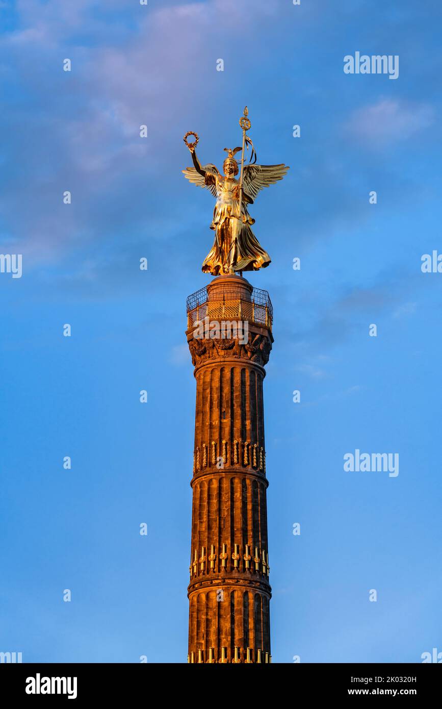 Die Siegessäule auf dem Großen Stern im Großen Tiergarten ist eine der wichtigsten Sehenswürdigkeiten Berlins und ein wichtiges nationales Denkmal Deutschlands. Stockfoto