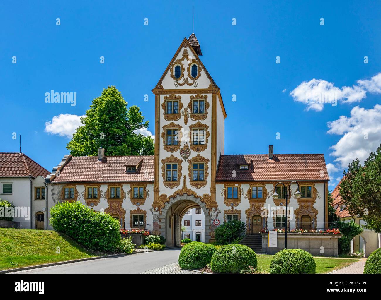 Die Reichsabtei Rot an der Rot im Kreis Biberach war eines der ersten Prämonstratenser-Klöster in Oberschwaben. Das Kloster wurde vermutlich 1126 von Hemma von Wildenberg als Doppelkloster gegründet. Der Klosterkomplex wird von der frühklassizistischen Klosterkirche St. Verena übersehen, die 1777-1786 neu erbaut wurde. Stockfoto