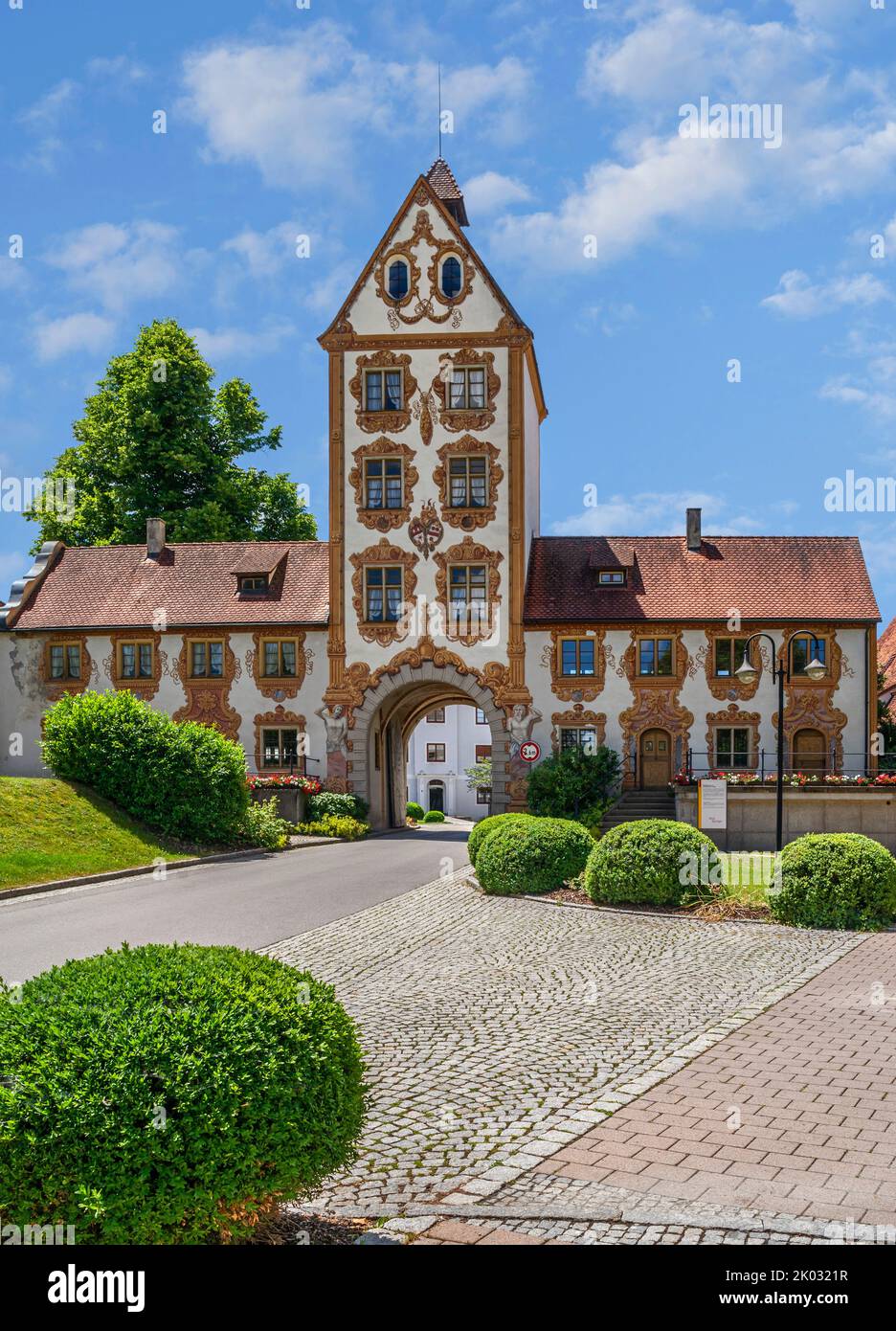 Die Reichsabtei Rot an der Rot im Kreis Biberach war eines der ersten Prämonstratenser-Klöster in Oberschwaben. Das Kloster wurde vermutlich 1126 von Hemma von Wildenberg als Doppelkloster gegründet. Der Klosterkomplex wird von der frühklassizistischen Klosterkirche St. Verena übersehen, die 1777-1786 neu erbaut wurde. Stockfoto