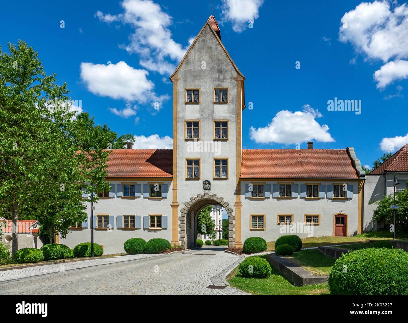 Die Reichsabtei Rot an der Rot im Kreis Biberach war eines der ersten Prämonstratenser-Klöster in Oberschwaben. Das Kloster wurde vermutlich 1126 von Hemma von Wildenberg als Doppelkloster gegründet. Der Klosterkomplex wird von der frühklassizistischen Klosterkirche St. Verena übersehen, die 1777-1786 neu erbaut wurde. Stockfoto