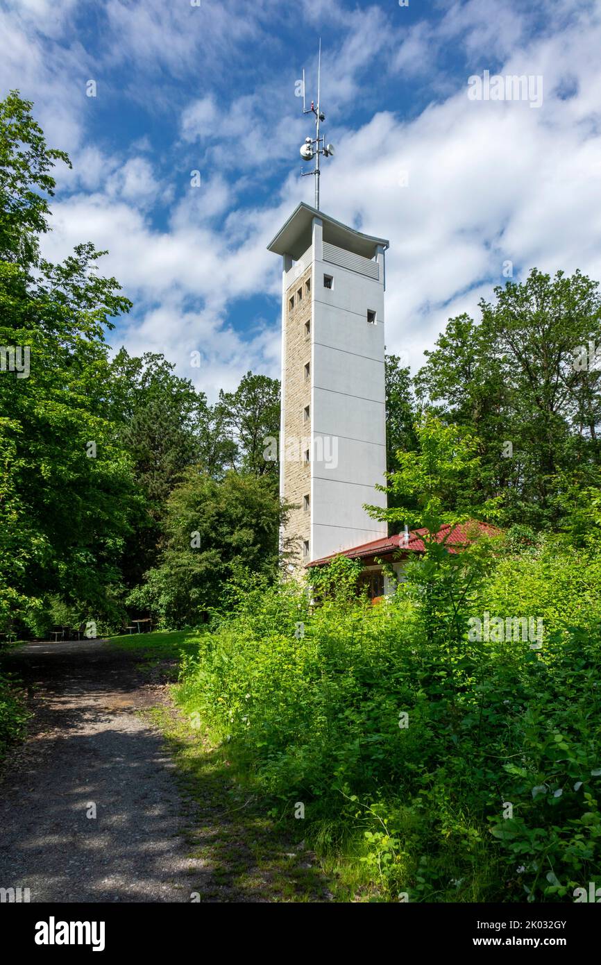 Der 25 m hohe Uhlbergturm, erbaut 1963 auf dem Uhlberg, bietet einen herrlichen Blick über den Naturpark Schönbuch und bis zur Schwäbischen Alb Der Turm ist am Wochenende geöffnet. Stockfoto