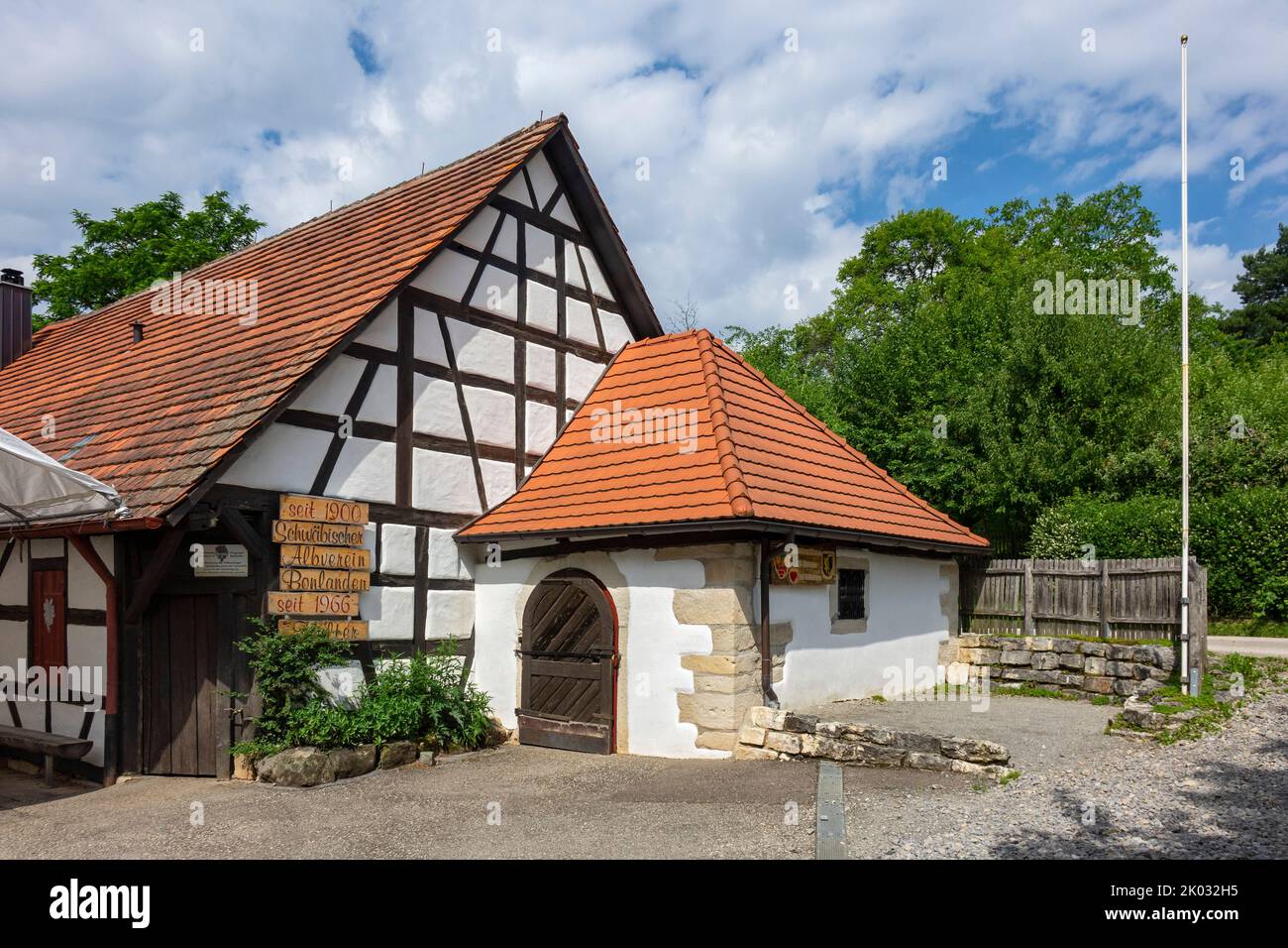 Die 1718 erbaute Weinpresse am Uhlberg wird heute als Clubhaus des Schwäbischen Albvereins Bonlanden genutzt. Stockfoto