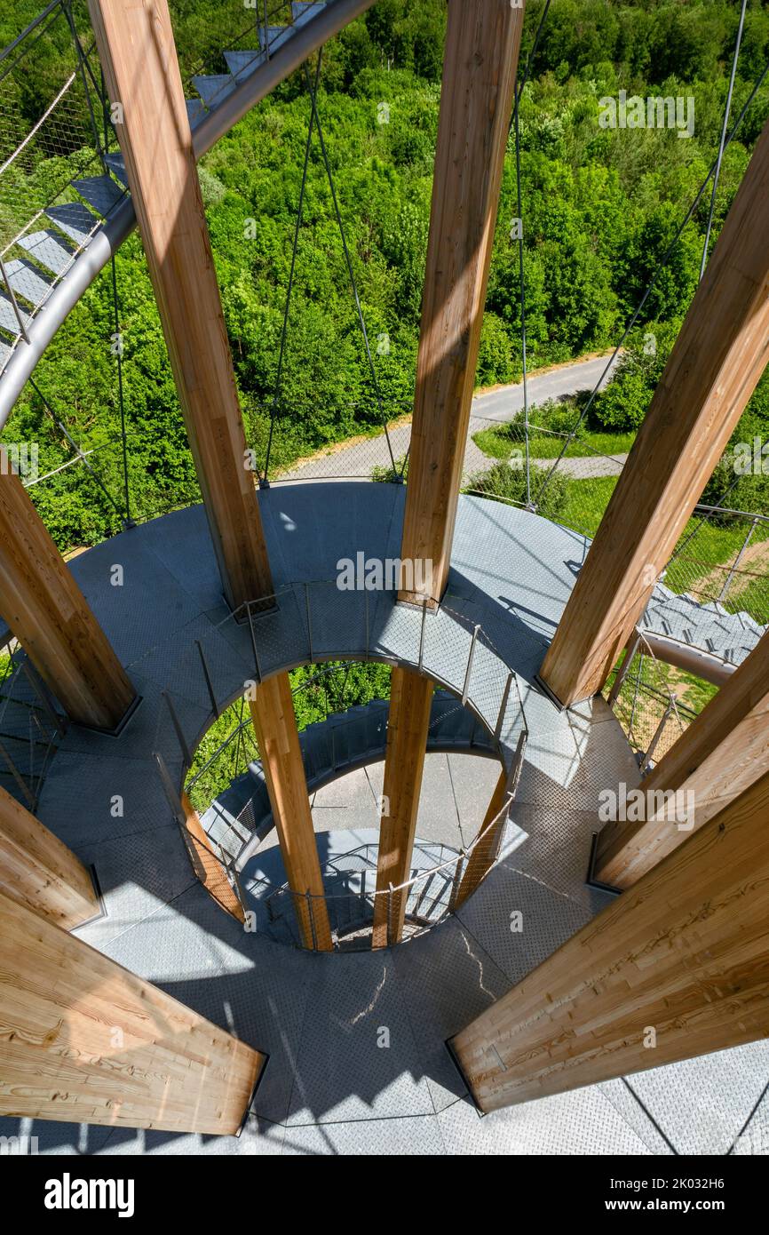 Deutschland, Baden-Württemberg, Herrenberg, wenn Sie den im Juni 2018 eröffneten Schönbuchturm in Schönbuch bei Herrenberg bis zur dritten Plattform besteigen, haben Sie einen tollen 360-Grad-Panoramablick. Der Turm steht auf dem 580 m hohen Stellberg im Naturpark Schönbch. Die Holz-Stahl-Konstruktion ist 35m hoch. Die Aussichtspforten, die sich an den Stufen 10m, 20m und 30m befinden, sind über eine Wendeltreppe mit ca. 170 Stufen erreichbar. Stockfoto