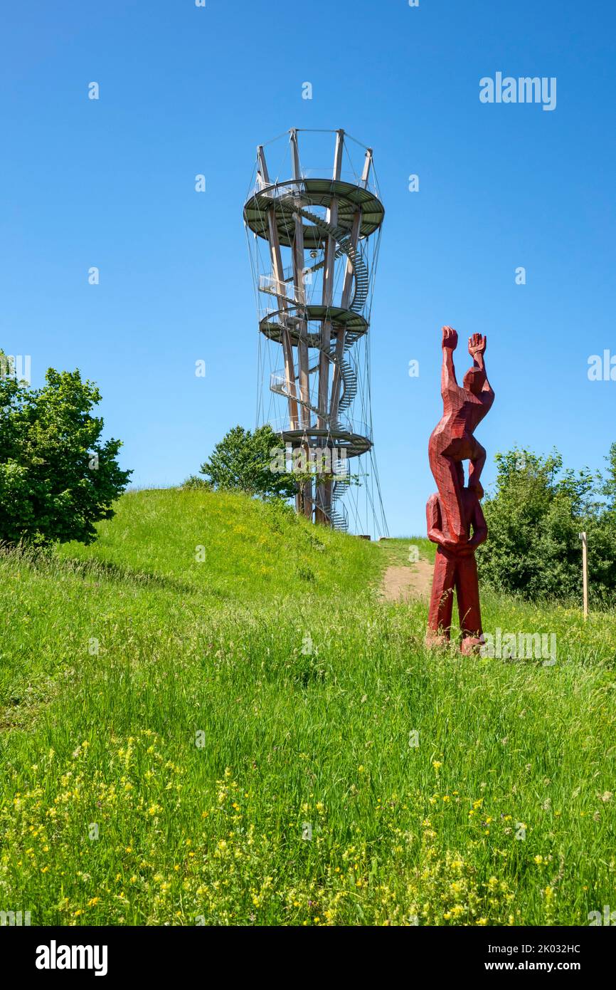 Deutschland, Baden-Württemberg, Herrenberg, wenn Sie den im Juni 2018 eröffneten Schönbuchturm in Schönbuch bei Herrenberg bis zur dritten Plattform besteigen, haben Sie einen tollen 360-Grad-Panoramablick. Der Turm steht auf dem 580 m hohen Stellberg im Naturpark Schönbch. Die Holz-Stahl-Konstruktion ist 35m hoch. Die Aussichtspforten, die sich an den Stufen 10m, 20m und 30m befinden, sind über eine Wendeltreppe mit ca. 170 Stufen erreichbar. Stockfoto