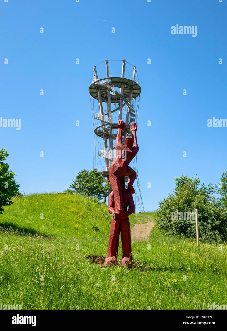 Deutschland, Baden-Württemberg, Herrenberg, wenn Sie den im Juni 2018 eröffneten Schönbuchturm in Schönbuch bei Herrenberg bis zur dritten Plattform besteigen, haben Sie einen tollen 360-Grad-Panoramablick. Der Turm steht auf dem 580 m hohen Stellberg im Naturpark Schönbch. Die Holz-Stahl-Konstruktion ist 35m hoch. Die Aussichtspforten, die sich an den Stufen 10m, 20m und 30m befinden, sind über eine Wendeltreppe mit ca. 170 Stufen erreichbar. Stockfoto