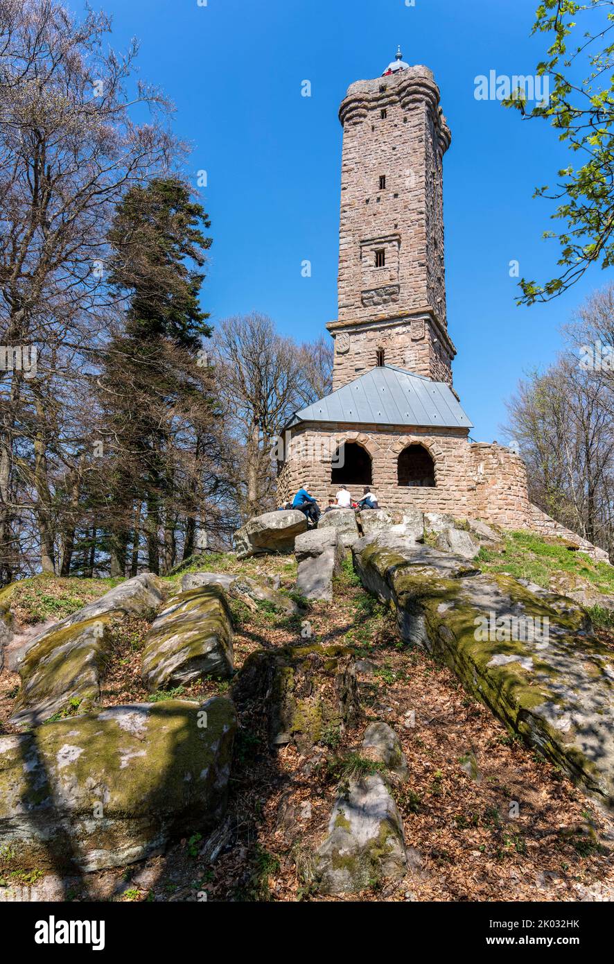 Der Luitpoldsturm (auch Luitpoldsturm genannt), aus rotem Sandstein bei Merzalben im Landkreis Südwestpfalz erbaut, ist ein 34,6 m hoher Aussichtsturm auf dem 609,9 m hohen Weißenberg, einem der höchsten Berge des Pfälzerwaldes. Stockfoto