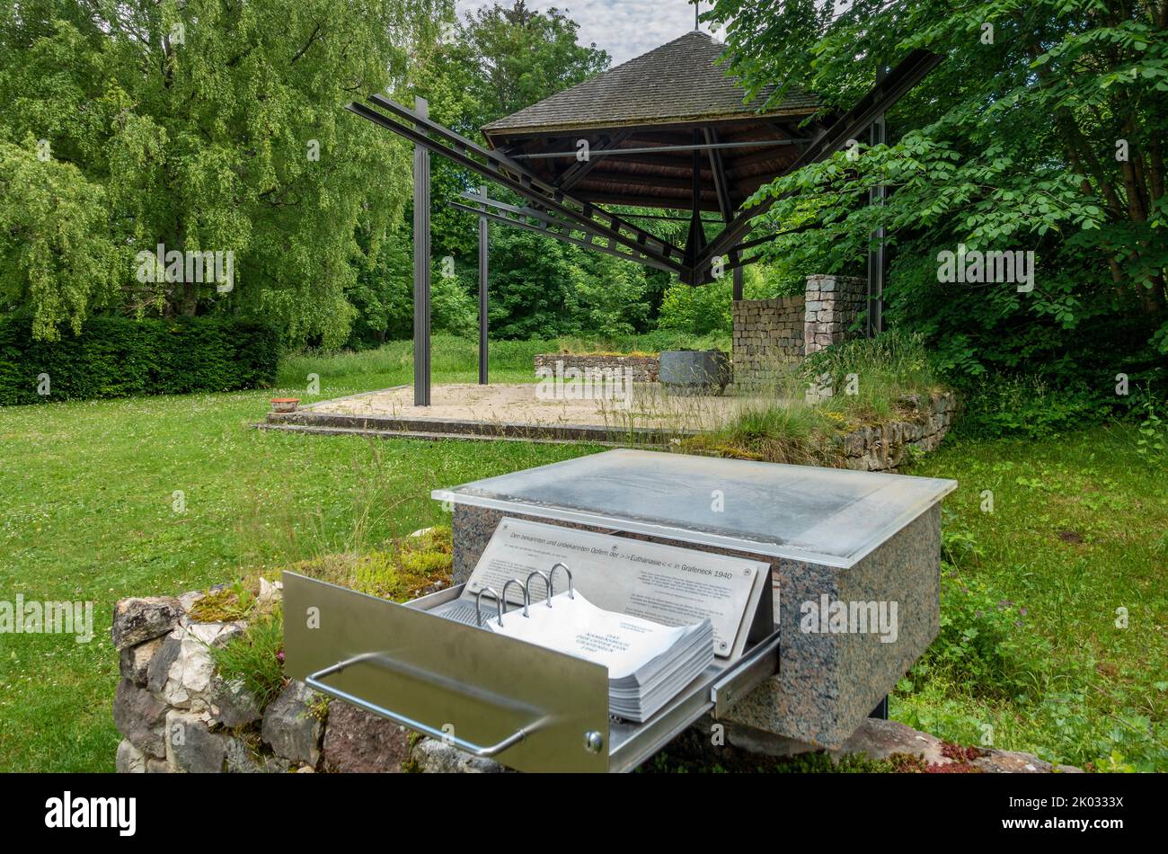Gedenkstätte und Namensbuch. Am 13. Oktober 1939 ordnete der Landrat von Münsingen die Evakuierung der Burg Grafeneck an. Am nächsten Tag, dem 14. Oktober 1939, wurde sie offiziell beschlagnahmt. Von Oktober 1939 bis Januar 1940 wurde das ehemalige Samaritaner Krankenhaus Grafeneck in eine Tötungsanlage umgewandelt. Vom 18. Januar bis zum 13. Dezember 1940 wurden in Grafeneck 10654 Menschen ermordet. Im Dezember 1940 wurde das Tötungszentrum unter dem Druck der Kirche und der Bevölkerung geschlossen. Stockfoto