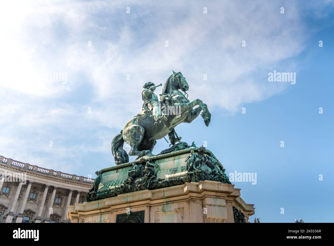 Eine schräge Aufnahme einer Reiterstatue, die auf einem Platz in Wien, Österreich, aufgestellt wurde Stockfoto