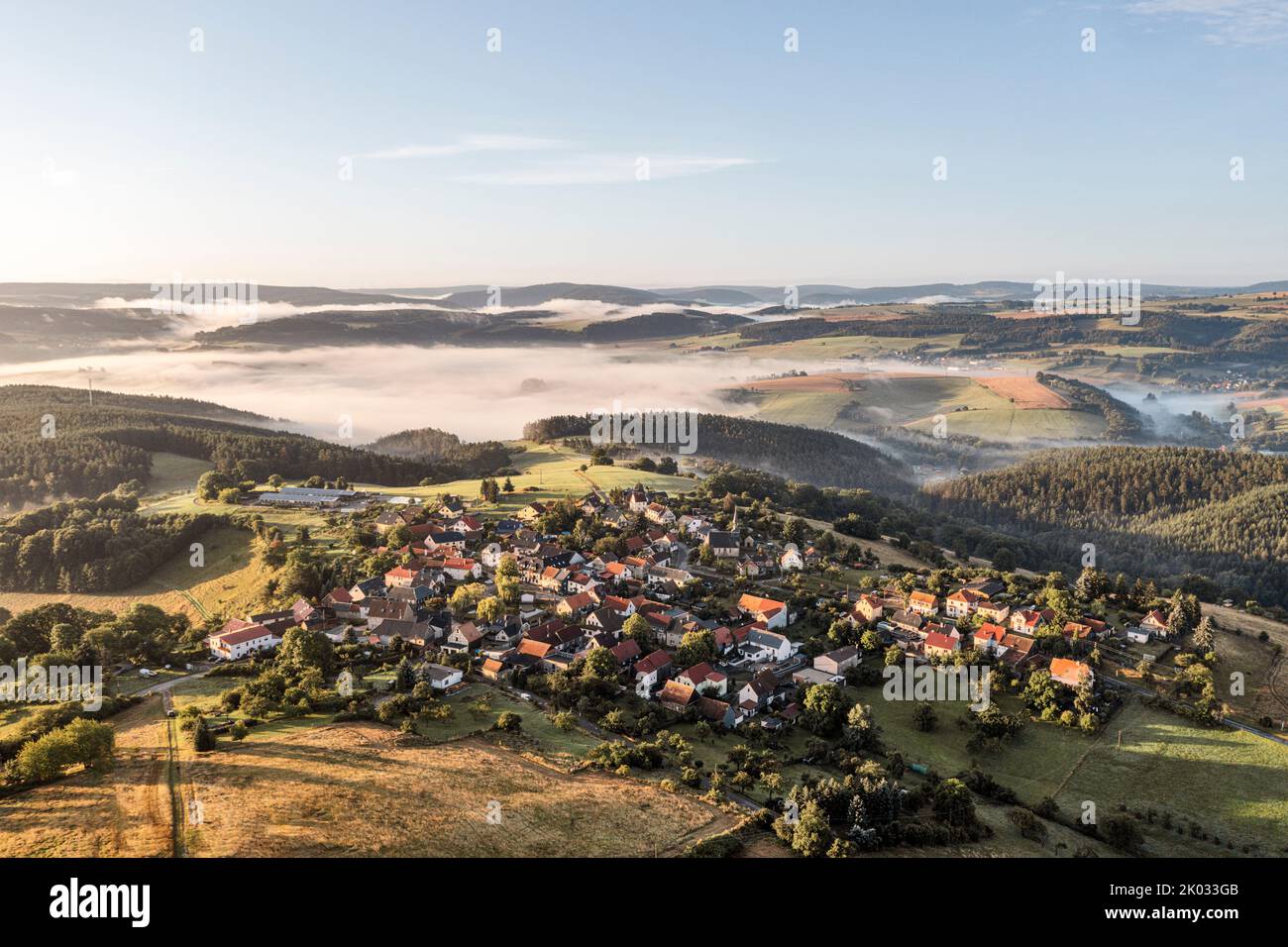 Deutschland, Thüringen, Königsee, Horba, Dorf, Übersicht, Berge, Täler, Talnebel, Luftaufnahme Stockfoto