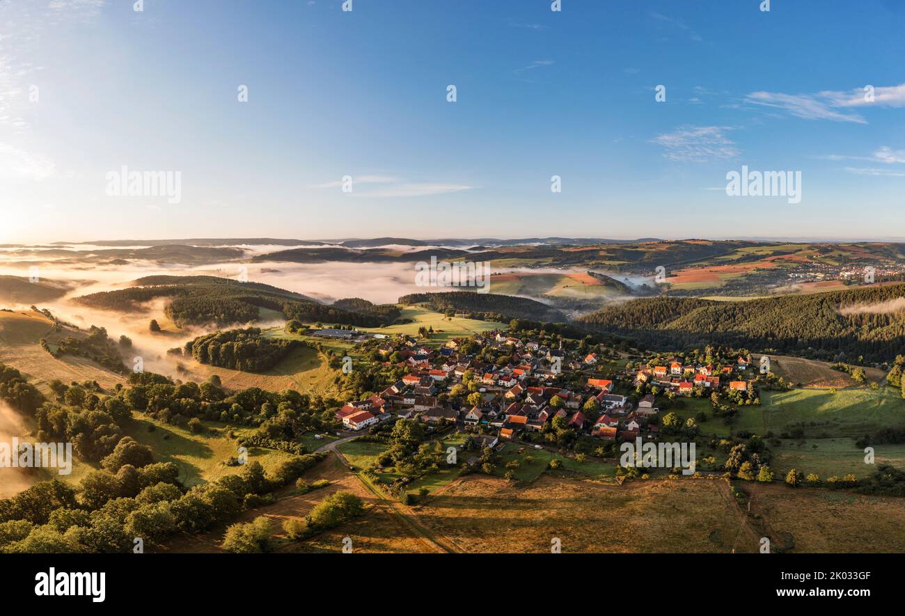Deutschland, Thüringen, Königsee, Horba, Dorf, Übersicht, Berge, Täler, Talnebel, Luftaufnahme Stockfoto