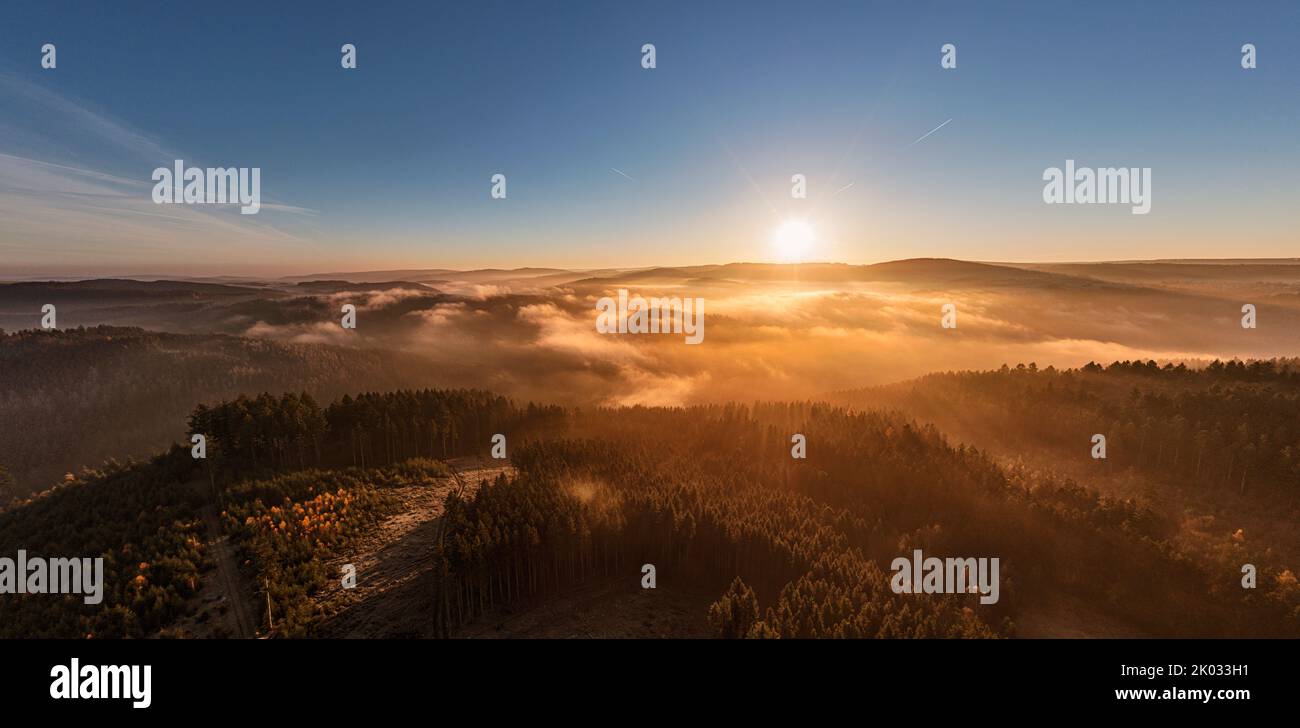 Deutschland, Thüringen, Großbreitenbach, Wildenspring, Landschaft, Schwarzatal Nebel, Sonnenaufgang, Hintergrundbeleuchtung, Luftaufnahme Stockfoto