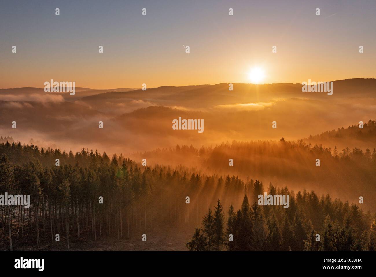 Deutschland, Thüringen, Großbreitenbach, Wildenspring, Landschaft, Wald, Täler, Berge, Sonnenaufgang, Rücklicht Stockfoto