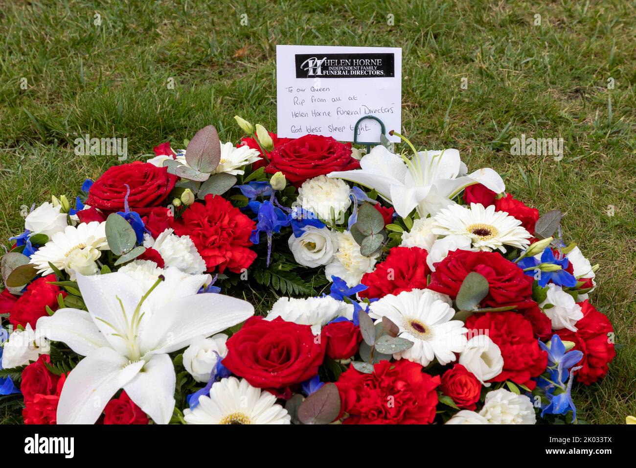 Warrington Town Hall, Keshire, Großbritannien. 09. September 2022. Großbritannien - Blumen, die vor dem Rathaus von Warrington von Mitgliedern der Öffentlichkeit in Bezug auf den Tod unserer Königin Elizabeth II gelegt wurden Quelle: John Hopkins/Alamy Live News Stockfoto