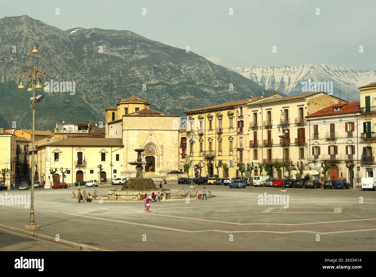 Sulmona - Abruzzen - Piazza Garibaldi. Das Hotel liegt im Herzen der Abruzzen, in der Nähe des Nationalparks Maiella. Stockfoto