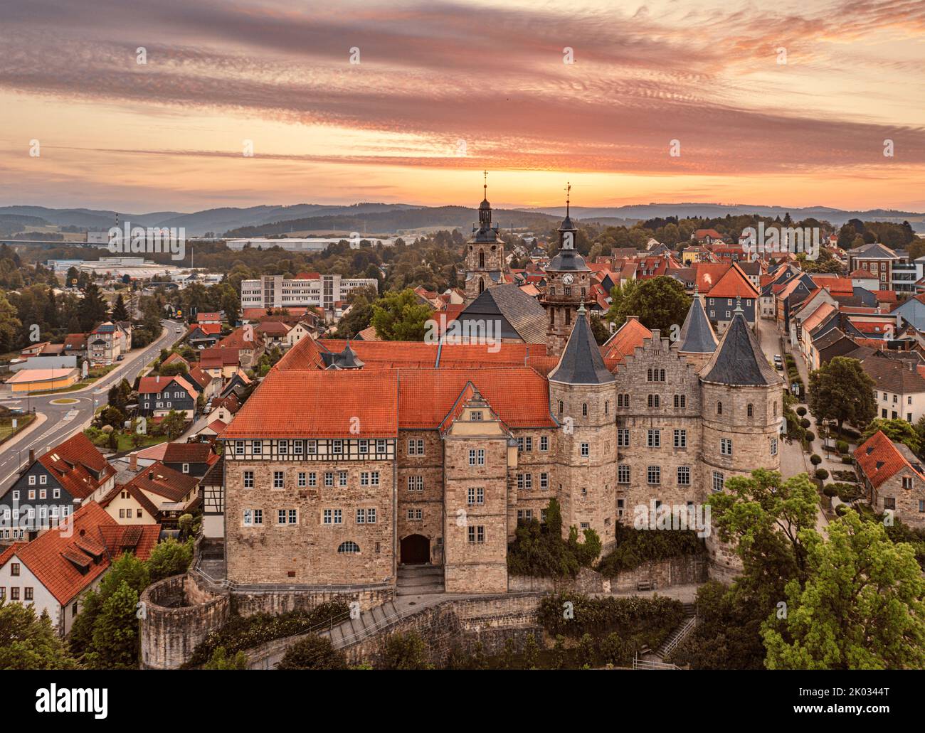 Deutschland, Thüringen, Schleusingen, Schloss Bertholdsburg (Naturhistorisches Museum), Kirche, Türme, Stadt, Straßen, Tagesanbruch, Übersicht Stockfoto