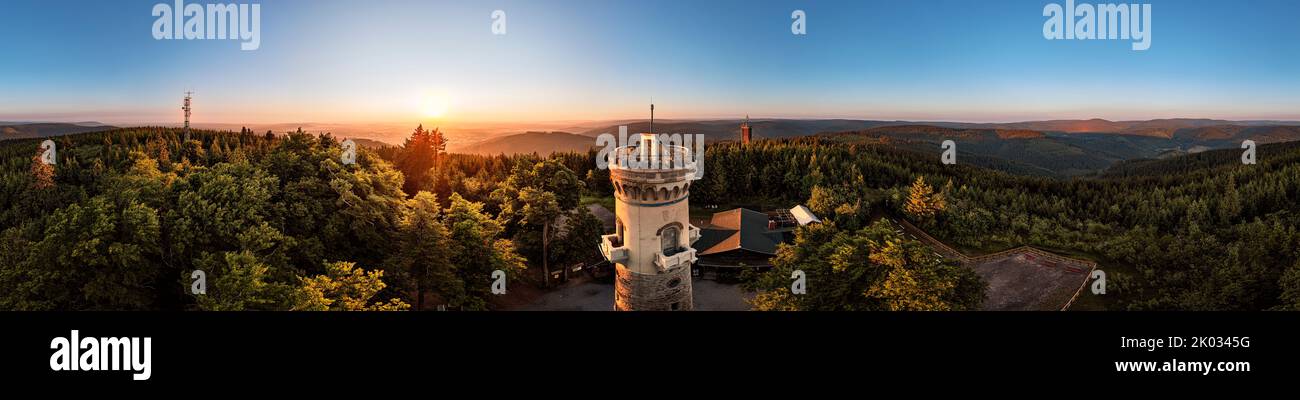 Deutschland, Thüringen, Ilmenau, Kickelhahn, Aussichtsturm, Telekom Turm (Hintergrund), Sonnenaufgang, Wald, Berge, 360 Grad Panorama Stockfoto
