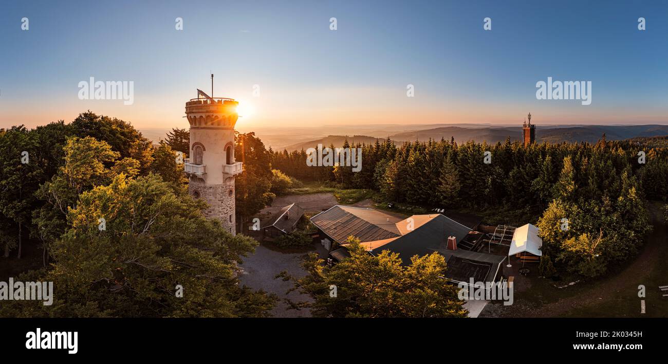 Deutschland, Thüringen, Ilmenau, Kickelhahn, Aussichtsturm, telecom Tower (Hintergrund), Sonnenaufgang, Wald, Berge, Panorama Stockfoto