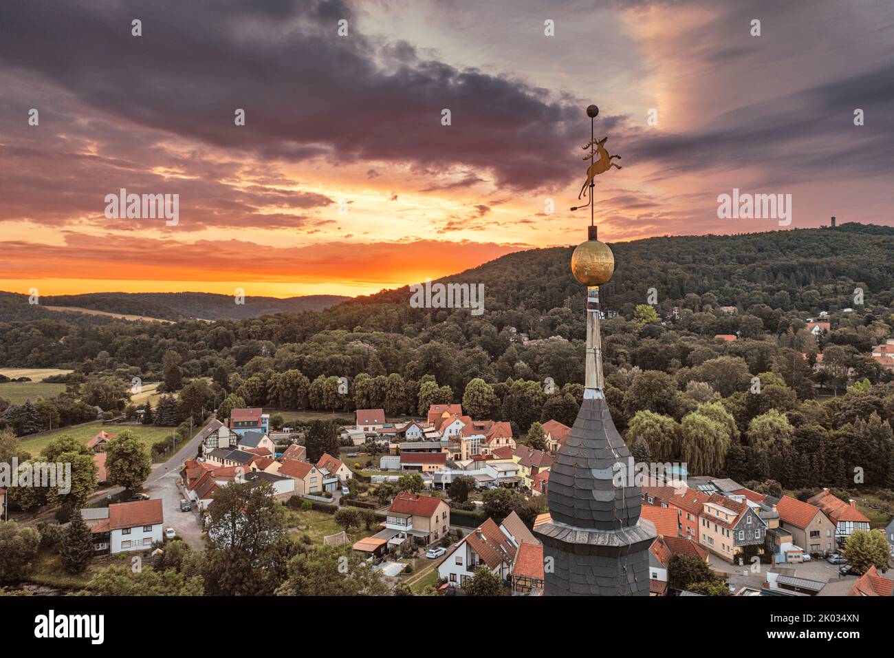 Deutschland, Thüringen, Bad Berka, Kirchturm, Wetterfahne, Stadt, Berg, Paulin-Turm (Hintergrund), Morgendämmerung Stockfoto