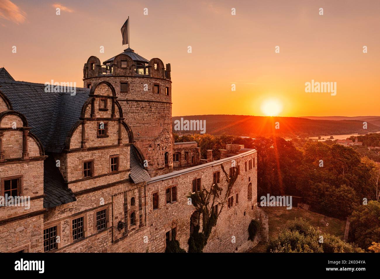 Deutschland, Thüringen, Kranichfeld, Ruine, Oberburg, Turm, Sonnenaufgang, Rücklicht Stockfoto