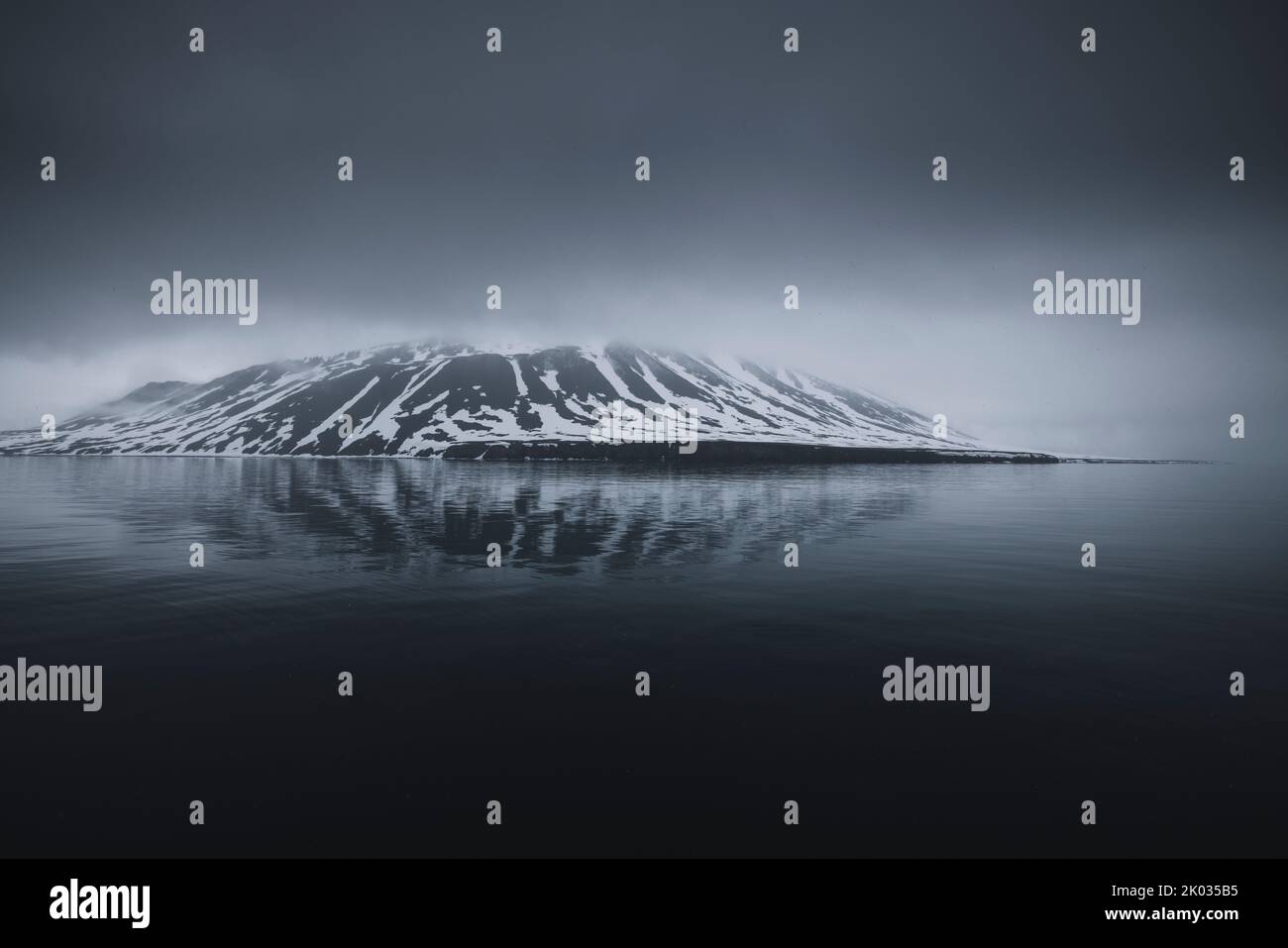 Dramatische Atmosphäre auf Spitzbergen. Stockfoto