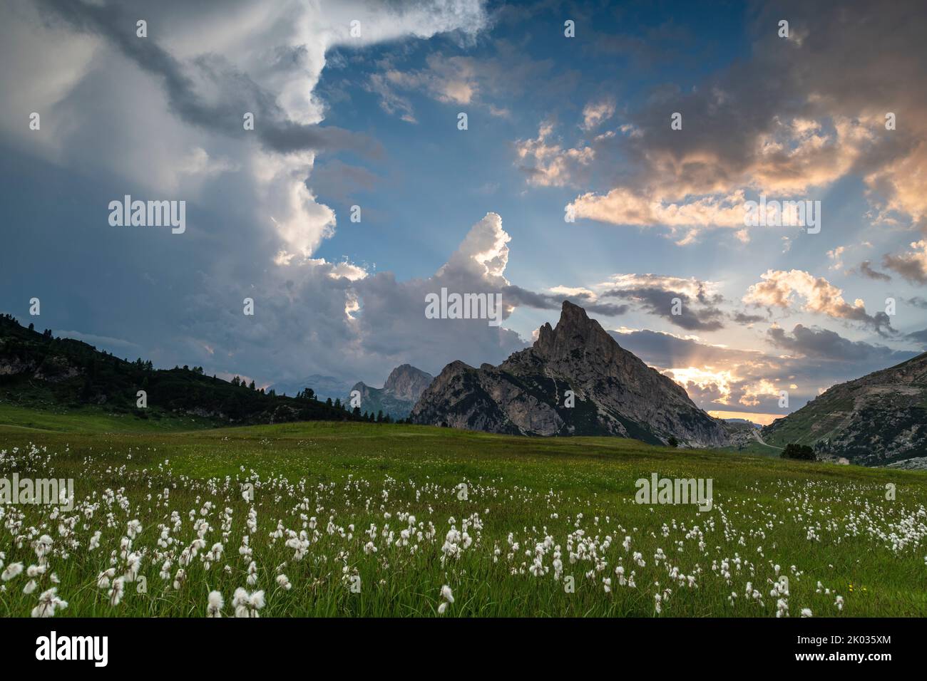 Sonnenuntergang nach einem Gewitter in den Dolomiten. Stockfoto