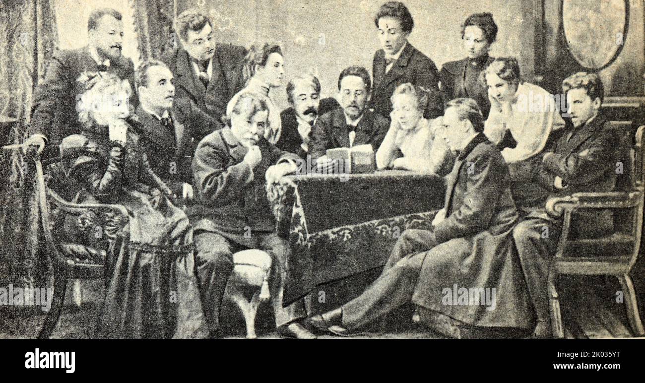 A. P. Chekhov liest den Künstlern des Kunsttheaters sein Stück „Onkel Vanya“ vor. Foto von 1899. Stockfoto