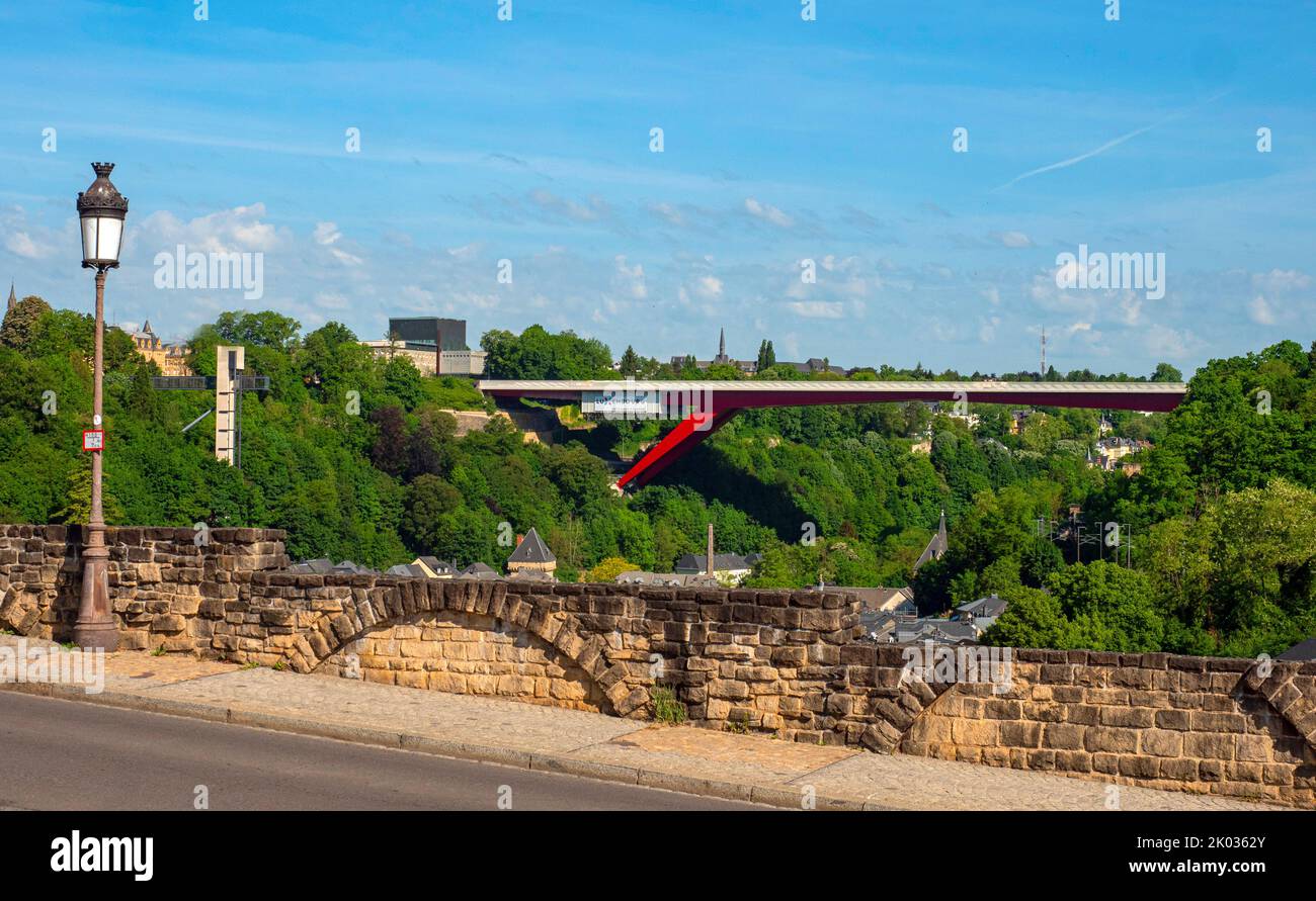 Pfaffenthal und die Großherzogin Charlotte-Brücke, Luxemburg-Stadt, Großherzogtum Luxemburg, Europa Stockfoto
