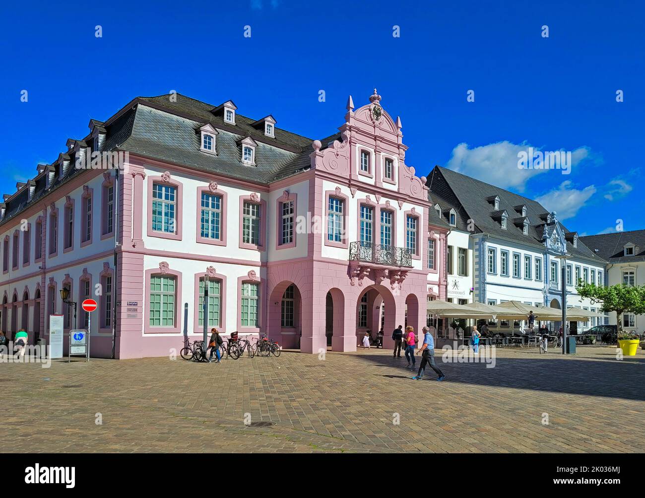 Domfreihof mit Schloss Walderdorff, Trier, Mosel, Rheinland-Pfalz, Deutschland Stockfoto