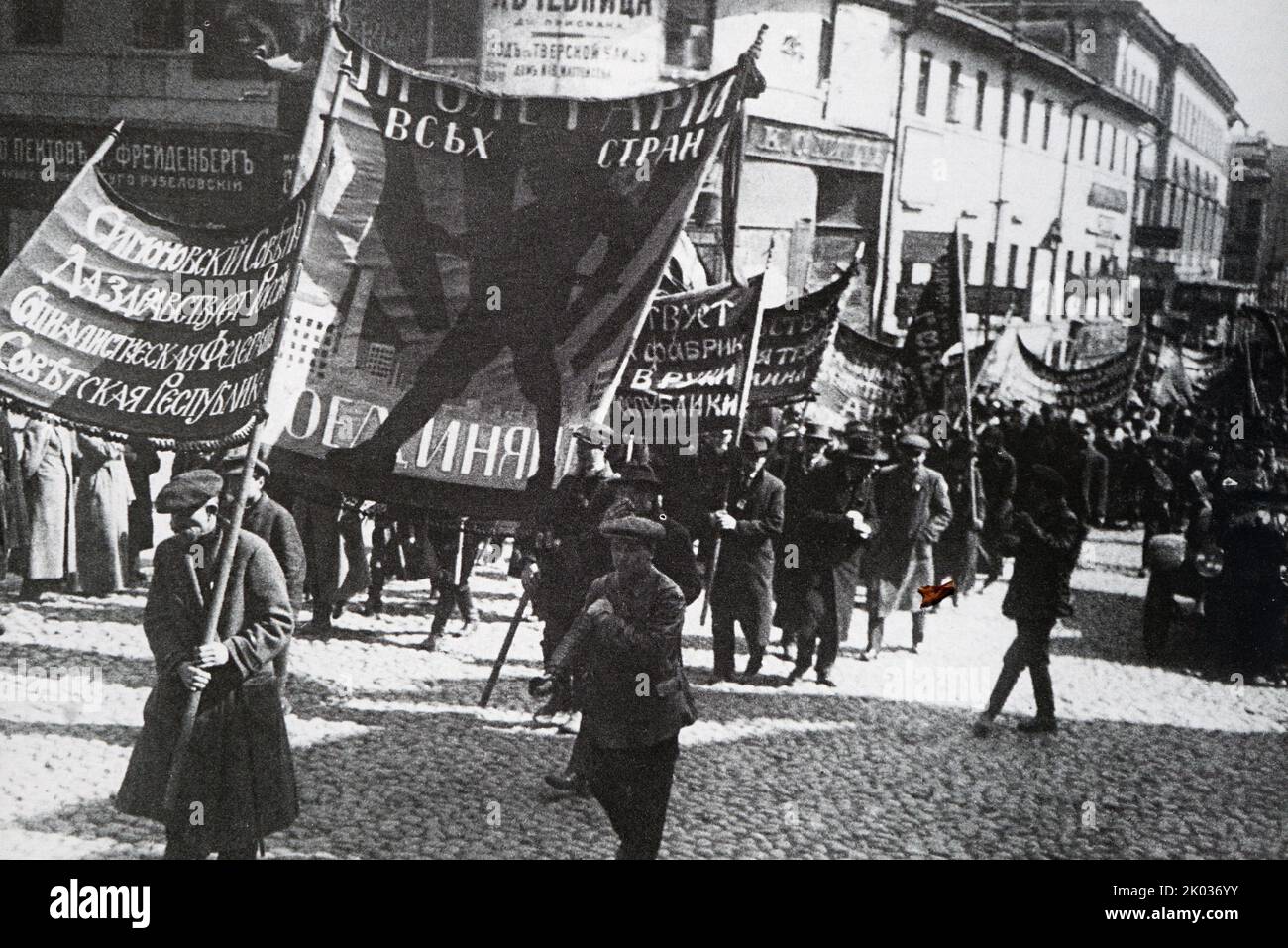 Demonstration in der Tverskaya-Straße in Moskau am 1. Mai 1918. Museum der Revolution. Stockfoto