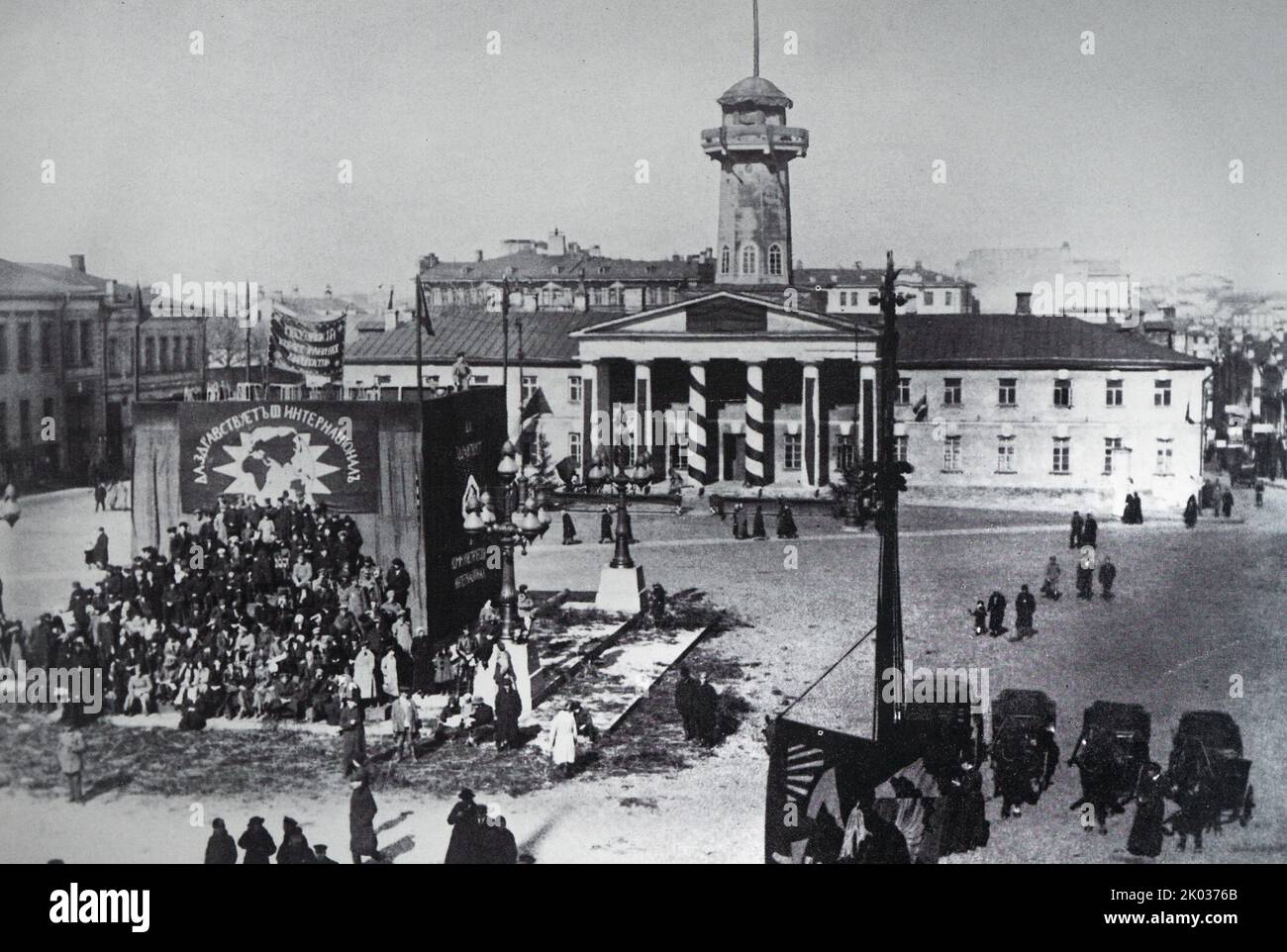 Dekoration des Skobelewskaja Platzes in Moskau bis zum 1. Mai 1918. Sowjetische russische Propagandakunst Stockfoto