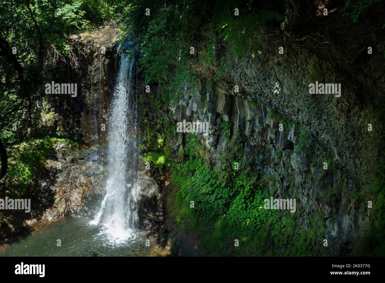 Wasserfall von Egliseneuve d'Entraigues . Regionaler Naturpark der Vulkane der Auvergne.Departement Puy de Dome. Auvergne. Frankreich Stockfoto