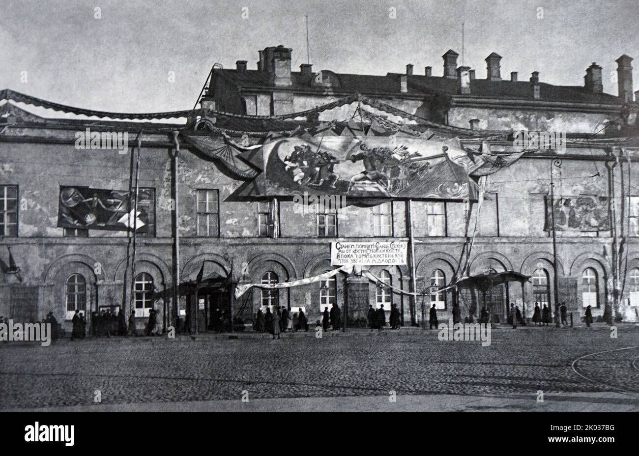 Dekoration des Theaterplatzes in Moskau bis zum 7. November 1918. Sowjetische russische Propagandakunst Stockfoto