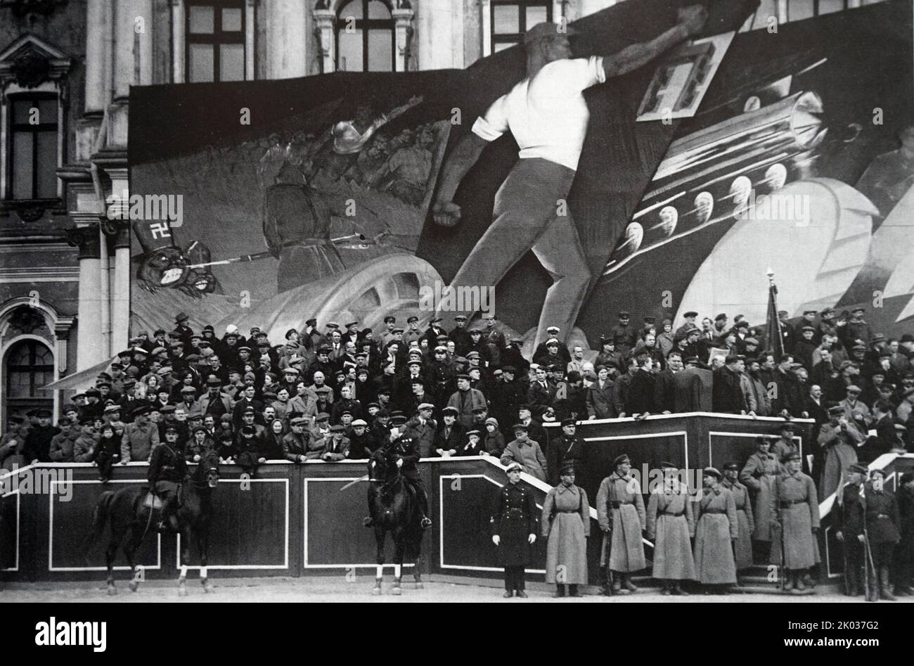Eine dekorative Installation, die am 1. Mai 1930 das Podium auf dem Uritsky-Platz in Leningrad schmückte. Entworfen von einem Team von Studenten des Kunstvereins VKHUTEIN. Stockfoto