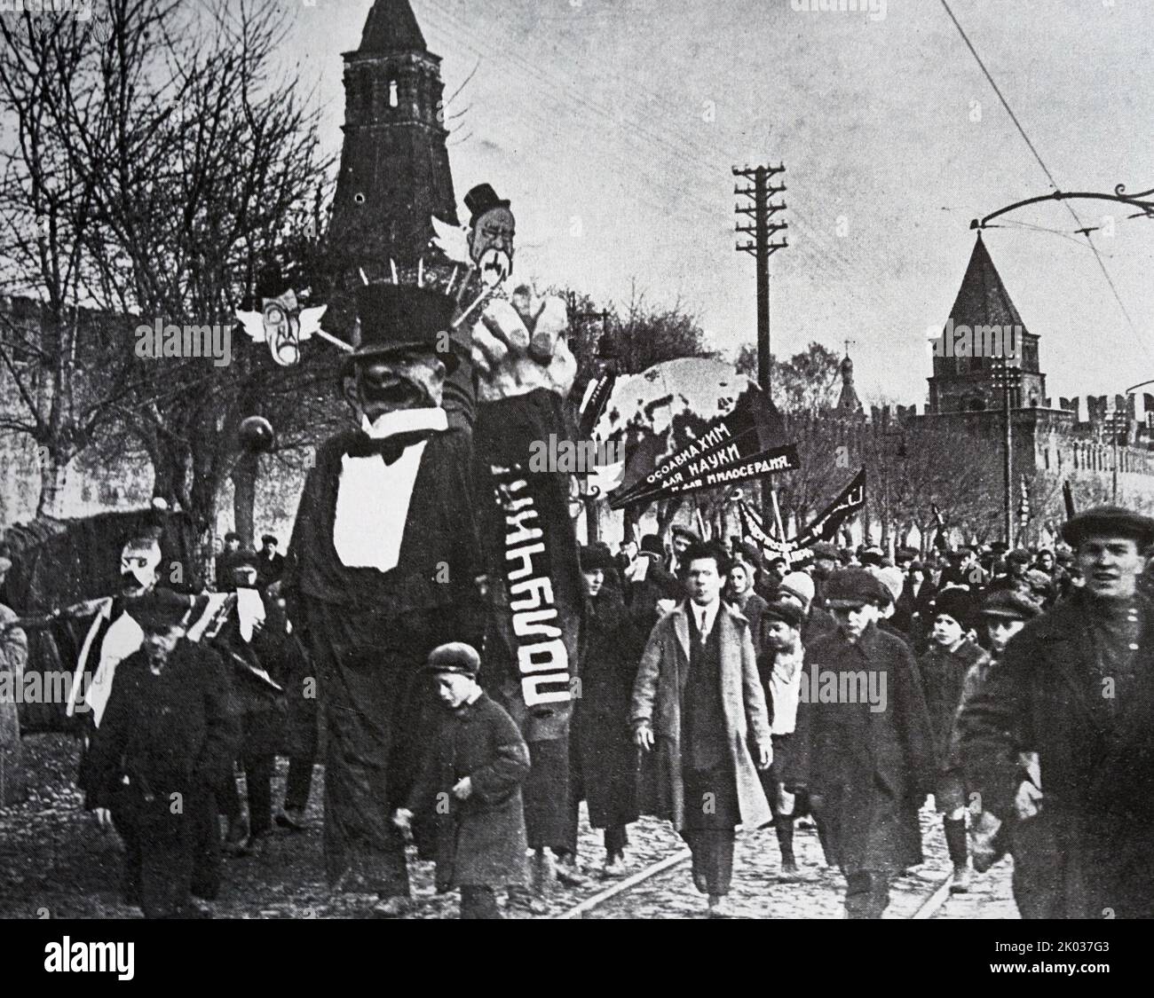 Karnevalsgruppe "Funeral of Capitalism" bei einer Demonstration in Moskau am 7. November 1928. Archiv von I. M. Bibikova. Stockfoto