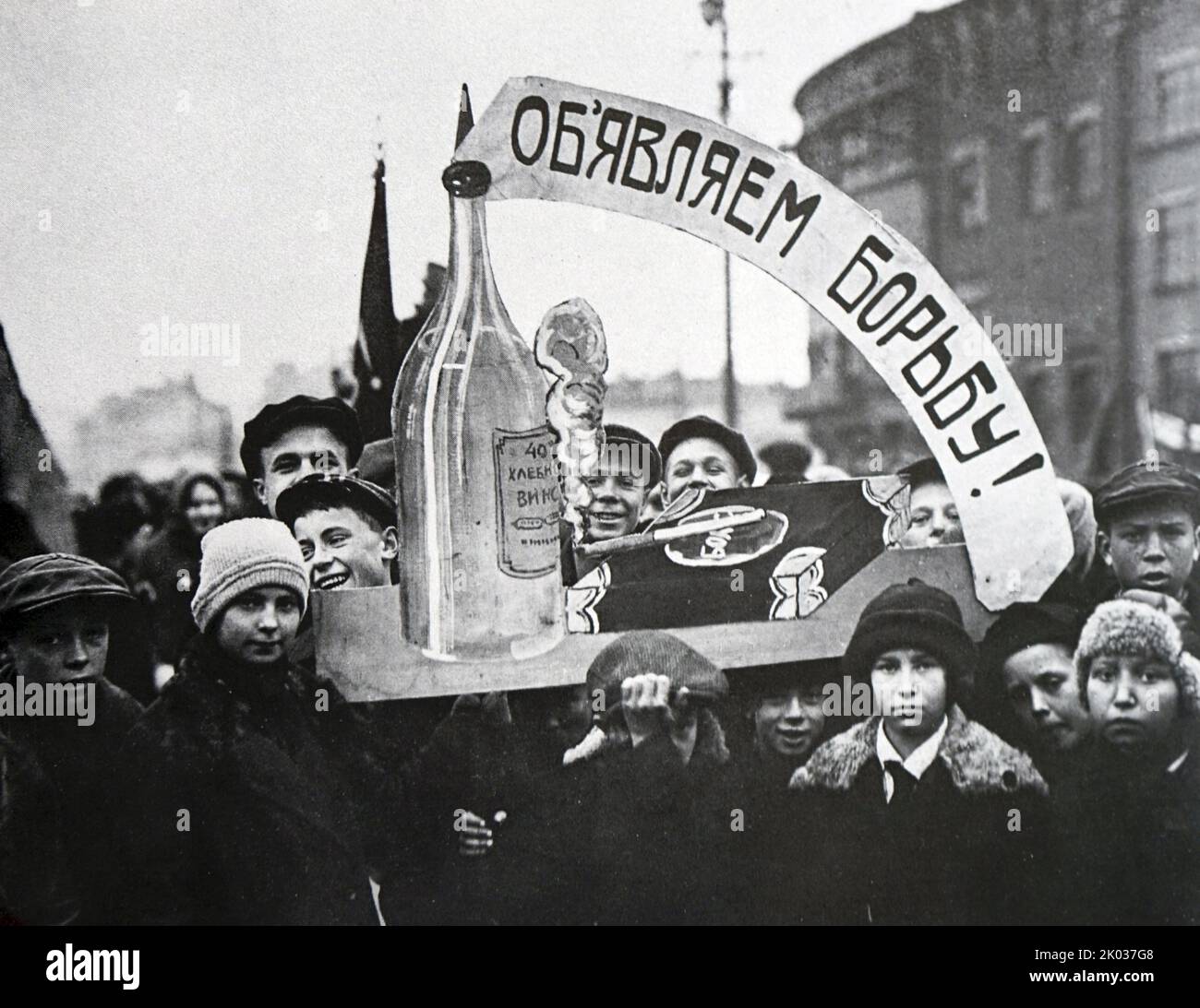 Ein Banner über den Kampf gegen Trunkenheit in einer Schulkolonne bei einer Demonstration in Moskau am 7. November 1928. Stockfoto