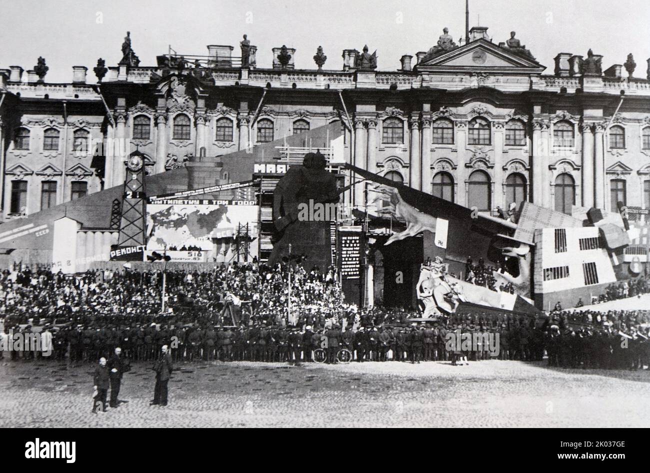 Das Team des kreativen Vereins ISORAM unter der Leitung von M. S. Brodsky und L. I. Carataeva (K. I. Sawischtschenko, B. A. Belozerov, W. O. Meyer u. a.). Eine dekorative Installation, die die Stände auf dem Uritsky-Platz in Leningrad am 1. Mai 1931 schmückte. Stockfoto