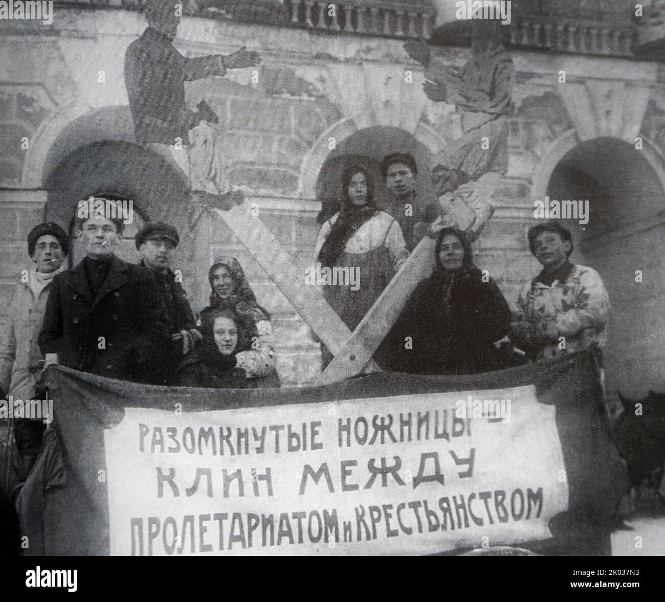 Agitationswagen der Fabrik Krasny Tkach bei einer Demonstration in Leningrad am 1. Mai. Stockfoto