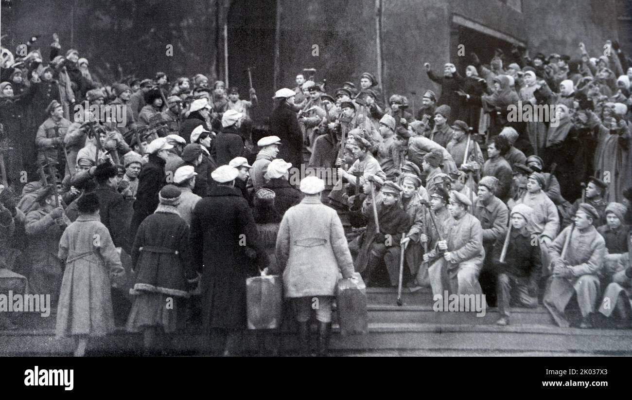 Eine Szene aus der Performance auf der 'roten' Bühne. Sowjetische russische Propagandakunst Stockfoto
