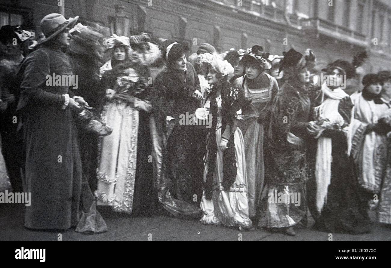 Eine Szene aus der Aufführung auf dem Gelände der „Weißen Garde“. Sowjetische russische Propagandakunst Stockfoto