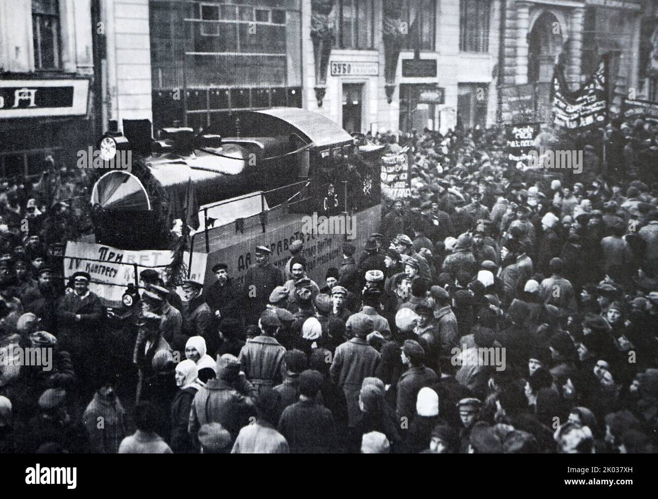Eine Kolonne von Demonstranten mit einem Modell einer Dampflokomotive auf den Straßen Moskaus am 7. November 1922. Stockfoto