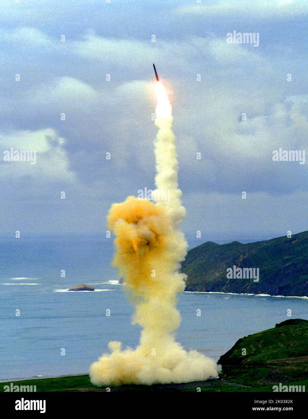 Die LGM-30 Minuteman ist eine US-landgestützte interkontinentale ballistische Rakete (ICBM), die im Dienst des Air Force Global Strike Command steht. Ab 2021 ist die LGM-30G Minuteman III-Version die einzige landgestützte ICBM, die in den Vereinigten Staaten im Einsatz ist und den Landabschnitt der US-Atomtriade darstellt Stockfoto