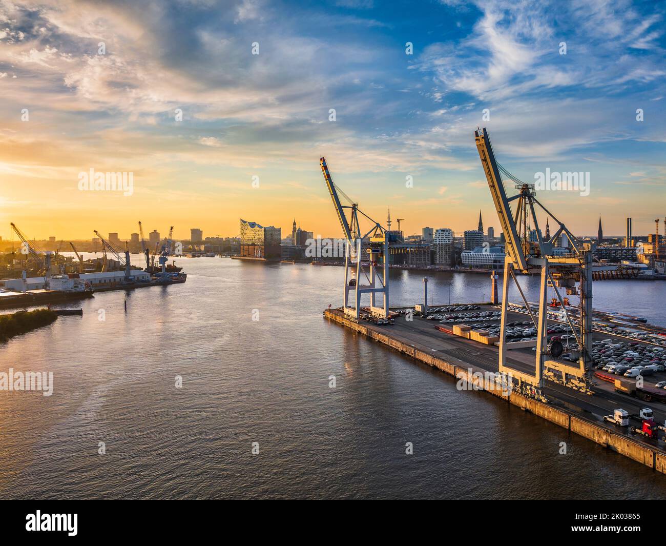 Containerterminal im Hamburger Hafen mit Elbphilharmonie im Hintergrund Stockfoto