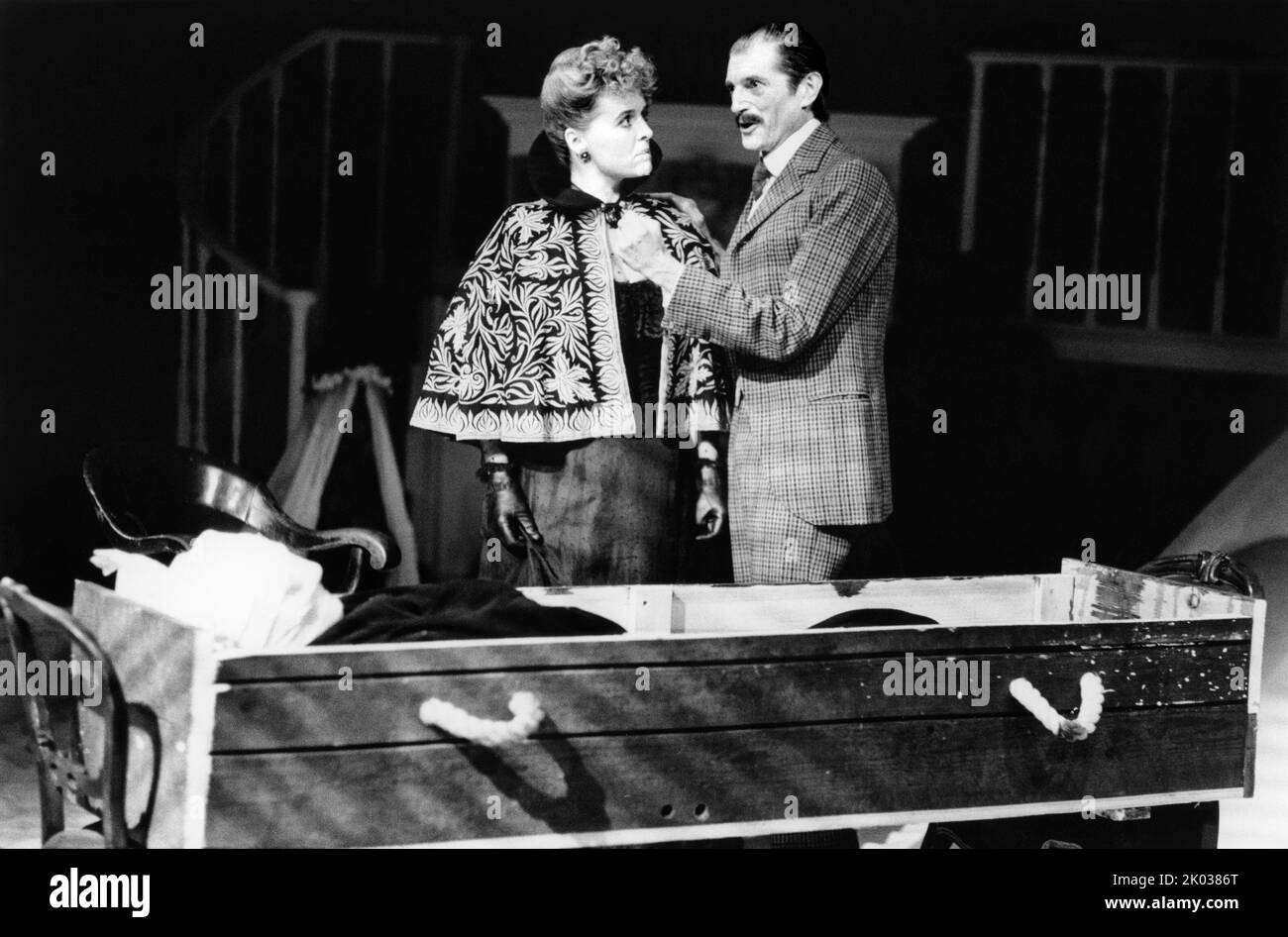 Sinead Cusack (Daisy Bone), David Bradley (Dr. Leander Starr Jamieson) in THE SITTE OF THE COUNTRY von Nichola Wright bei der Royal Shakespeare Company (RSC), The Pit, Barbican Centre, London EC2 12/10/1983 Design: Ralph Koltai Beleuchtung: Michael Calf Regie: David Jones Stockfoto