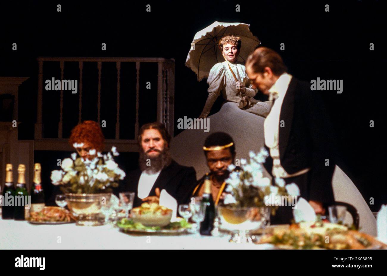 Vorne, l-r: Sara Kestelman (Henrietta van Es), Paul Webster (Dr. Brink), Yemi Ajibade (Graf Antonio de Rosario), David Bradley (Dr. Leander Starr Jamieson) hinten: Sinead Cusack (Daisy Bone) nach DEM BRAUCH DES LANDES von Nichola Wright bei der Royal Shakespeare Company (RSC), The Pit, Barbican Centre, London EC2 12/10/1983 Design: Ralph Koltai Beleuchtung: Michael Calf Regie: David Jones Stockfoto