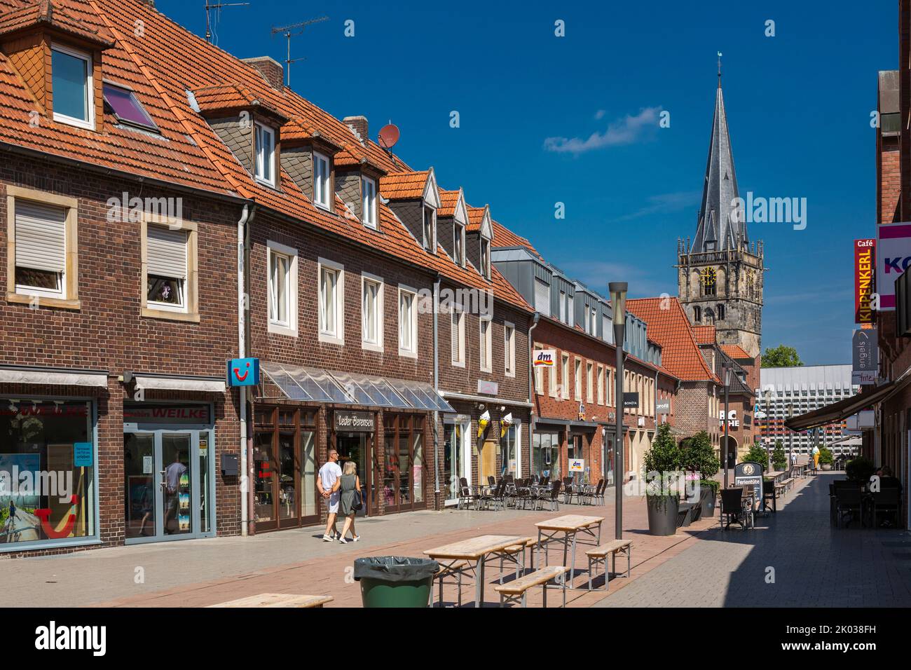 Deutschland, Ahaus, Westmuensterland, Münsterland, Westfalen, Nordrhein-Westfalen, Wohn- und Geschäftshäuser in der Fußgängerzone Marktstraße, hinter der katholischen Kirche St. Mariae Himmelfahrt Stockfoto
