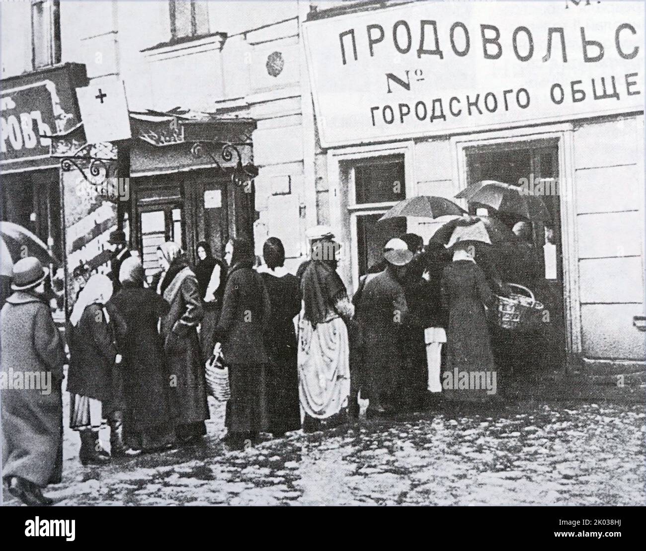 Die Schlange im Lebensmittelgeschäft, St. Petersburg, Russland 1915. Stockfoto