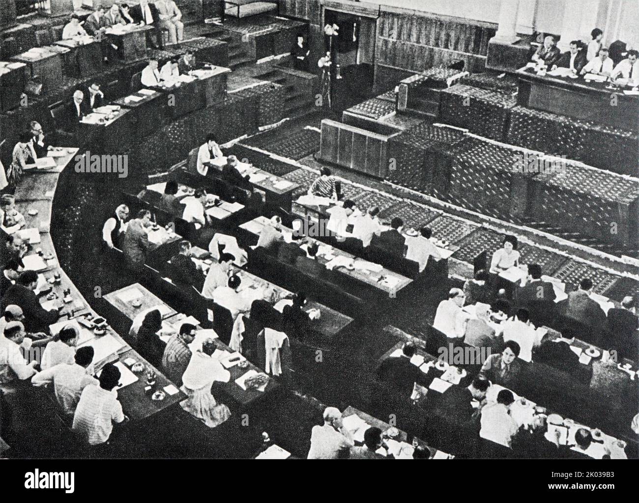 Der legendäre Pelzpalast in Leningrad wurde zum Ort, an dem die ersten Pelzauktionen in der UdSSR stattfanden. Die Hauptlose waren Weißfuchs, Marder, Zobel, Nerz, karakul. Ende 30s erschien in Moskovsky Prospekt, 98 Leningrad, ein Gebäude im Stil des stalinistischen Neoklassizismus. Ein echter Palast mit Säulen und Stuck. Die Bürger nannten es den Pelzpalast. Stockfoto