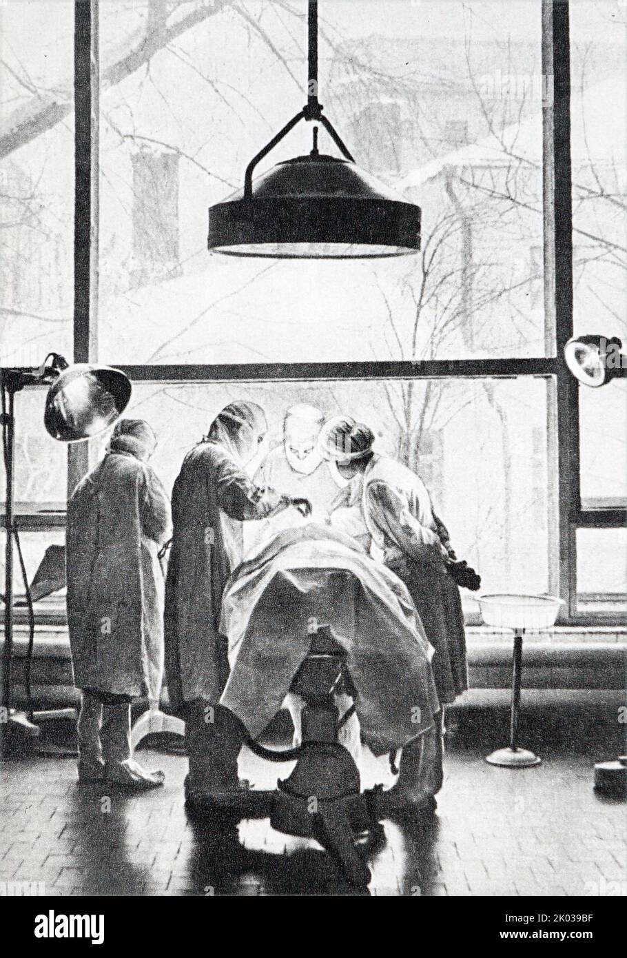 Chirurgischer Eingriff in einem russischen Krankenhaus der sowjetzeit 1962. Stockfoto